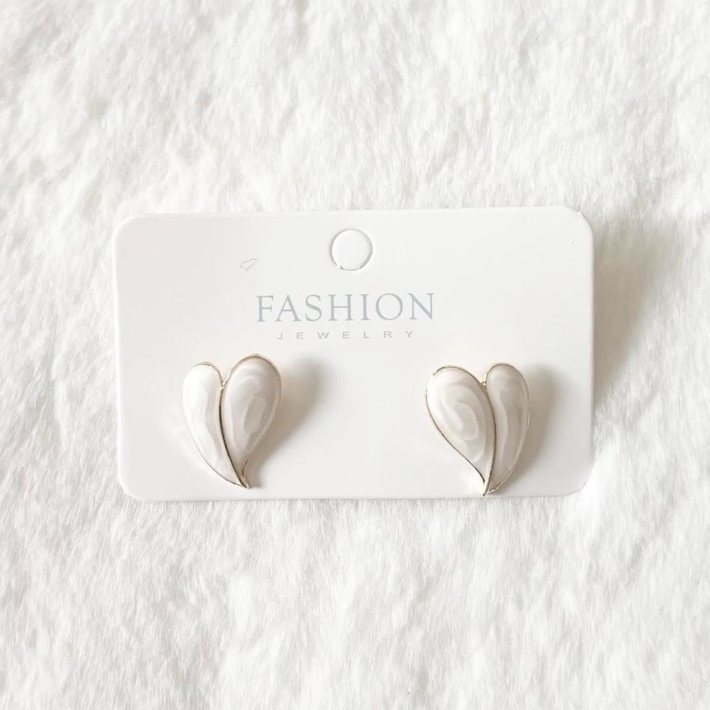 5/$15 🩷 MUST BUNDLE NWT White & Gold Heart Petal Stud Earrings